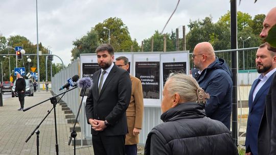 Chełm. Dziura w ziemi zamiast Fabryki. Konferencja prasowa z udziałem Morawieckiego [GALERIA ZDJĘĆ]