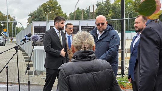 Chełm. Dziura w ziemi zamiast Fabryki. Konferencja prasowa z udziałem Morawieckiego [GALERIA ZDJĘĆ]
