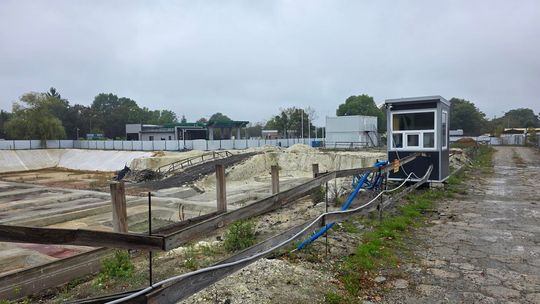 Chełm. Dziura w ziemi zamiast Fabryki. Konferencja prasowa z udziałem Morawieckiego [GALERIA ZDJĘĆ]