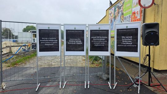 Chełm. Dziura w ziemi zamiast Fabryki. Konferencja prasowa z udziałem Morawieckiego [GALERIA ZDJĘĆ]