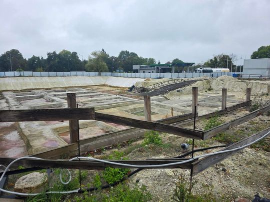 Chełm. Dziura w ziemi zamiast Fabryki. Konferencja prasowa z udziałem Morawieckiego [GALERIA ZDJĘĆ]