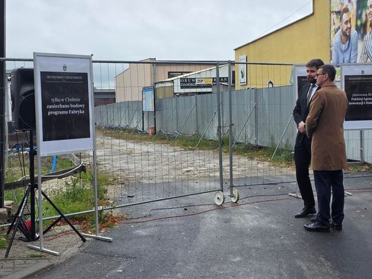 Chełm. Dziura w ziemi zamiast Fabryki. Konferencja prasowa z udziałem Morawieckiego [GALERIA ZDJĘĆ]