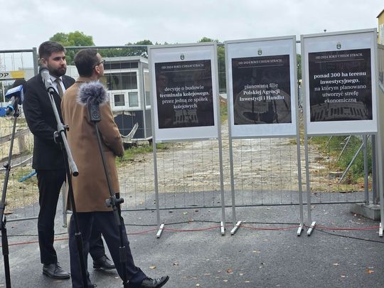 Chełm. Dziura w ziemi zamiast Fabryki. Konferencja prasowa z udziałem Morawieckiego [GALERIA ZDJĘĆ]