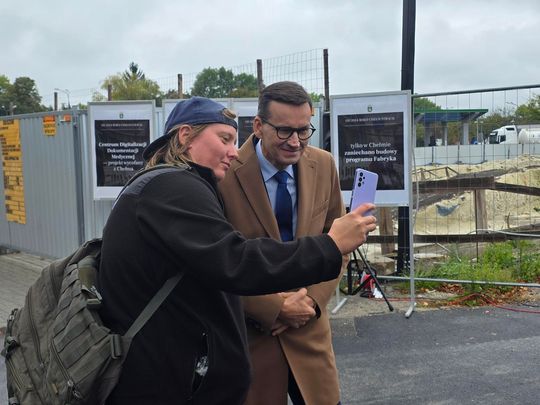 Chełm. Dziura w ziemi zamiast Fabryki. Konferencja prasowa z udziałem Morawieckiego [GALERIA ZDJĘĆ]