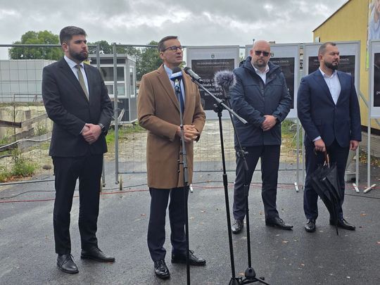 Chełm. Dziura w ziemi zamiast Fabryki. Konferencja prasowa z udziałem Morawieckiego [GALERIA ZDJĘĆ]