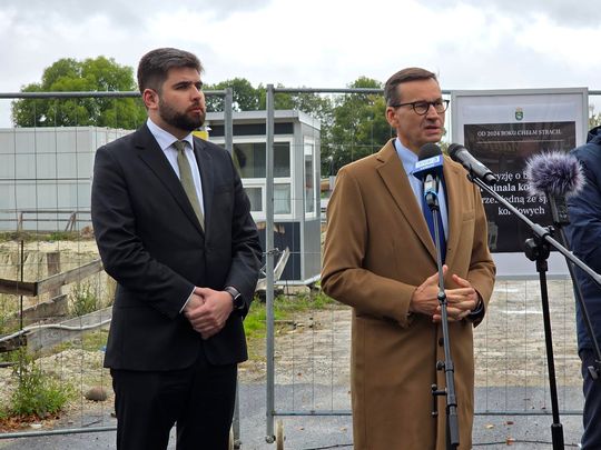 Chełm. Dziura w ziemi zamiast Fabryki. Konferencja prasowa z udziałem Morawieckiego [GALERIA ZDJĘĆ]