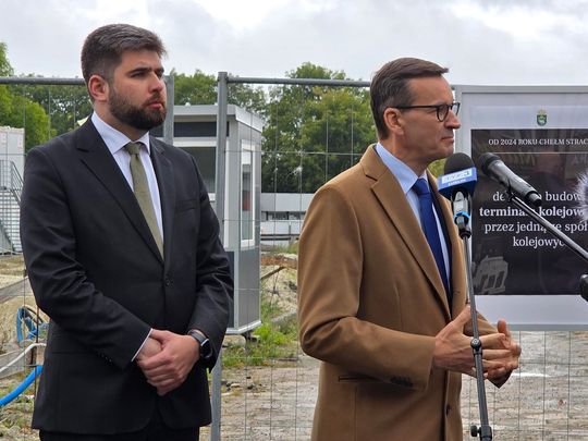 Chełm. Dziura w ziemi zamiast Fabryki. Konferencja prasowa z udziałem Morawieckiego [GALERIA ZDJĘĆ]