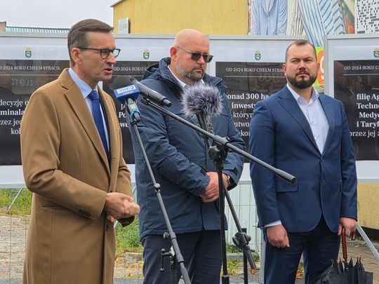 Chełm. Dziura w ziemi zamiast Fabryki. Konferencja prasowa z udziałem Morawieckiego [GALERIA ZDJĘĆ]