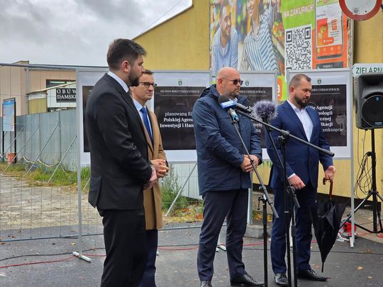 Chełm. Dziura w ziemi zamiast Fabryki. Konferencja prasowa z udziałem Morawieckiego [GALERIA ZDJĘĆ]