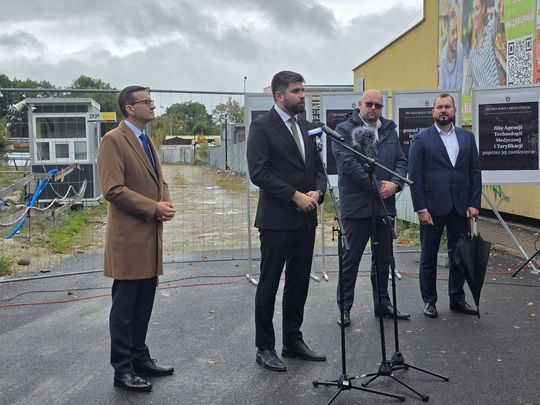 Chełm. Dziura w ziemi zamiast Fabryki. Konferencja prasowa z udziałem Morawieckiego [GALERIA ZDJĘĆ]