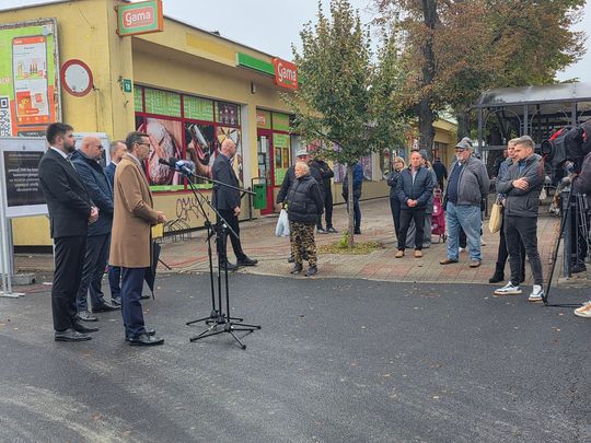 Chełm. Dziura w ziemi zamiast Fabryki. Konferencja prasowa z udziałem Morawieckiego [GALERIA ZDJĘĆ]