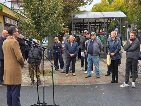 Chełm. Dziura w ziemi zamiast Fabryki. Konferencja prasowa z udziałem Morawieckiego [GALERIA ZDJĘĆ]