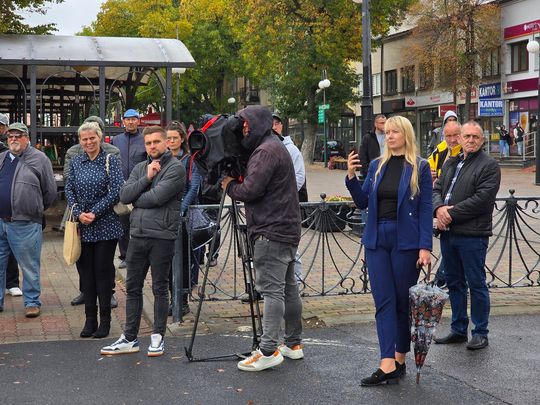 Chełm. Dziura w ziemi zamiast Fabryki. Konferencja prasowa z udziałem Morawieckiego [GALERIA ZDJĘĆ]