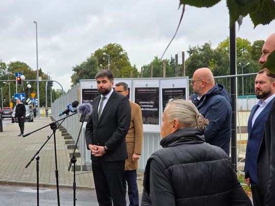 Chełm. Dziura w ziemi zamiast Fabryki. Konferencja prasowa z udziałem Morawieckiego [GALERIA ZDJĘĆ]