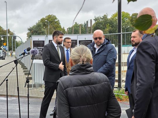 Chełm. Dziura w ziemi zamiast Fabryki. Konferencja prasowa z udziałem Morawieckiego [GALERIA ZDJĘĆ]