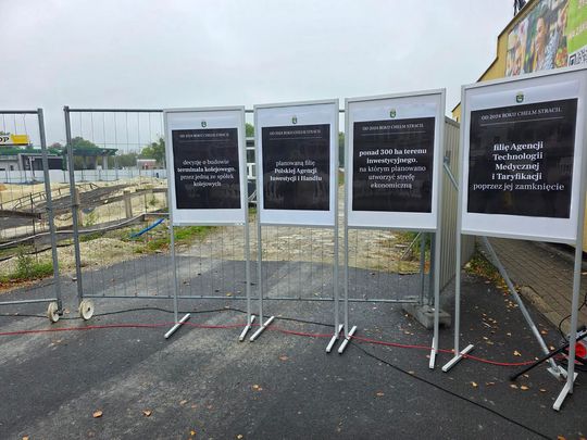 Chełm. Dziura w ziemi zamiast Fabryki. Konferencja prasowa z udziałem Morawieckiego [GALERIA ZDJĘĆ]