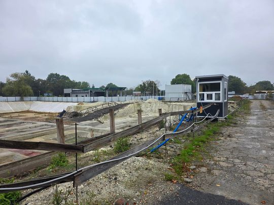 Chełm. Dziura w ziemi zamiast Fabryki. Konferencja prasowa z udziałem Morawieckiego [GALERIA ZDJĘĆ]