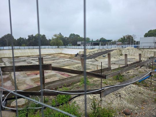 Chełm. Dziura w ziemi zamiast Fabryki. Konferencja prasowa z udziałem Morawieckiego [GALERIA ZDJĘĆ]