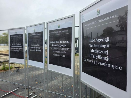 Chełm. Dziura w ziemi zamiast Fabryki. Konferencja prasowa z udziałem Morawieckiego [GALERIA ZDJĘĆ]