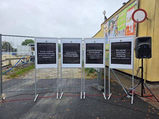 Chełm. Dziura w ziemi zamiast Fabryki. Konferencja prasowa z udziałem Morawieckiego [GALERIA ZDJĘĆ]