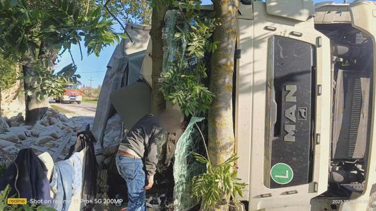 Ciężarówka z mąką wywróciła się w Koziej Górze i zablokowała drogę [ZDJĘCIA]