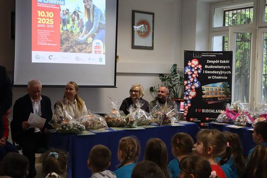 Chełm. Za 17 ton elektrośmieci – 17 nowych drzew na terenie ZSBiG [GALERIA ZDJĘĆ] 