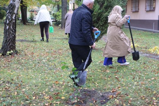 Chełm. Za 17 ton elektrośmieci – 17 nowych drzew na terenie ZSBiG [GALERIA ZDJĘĆ] 