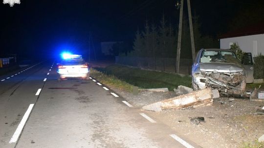Chciał ominąć sarnę, uderzył w przepust. Dwie osoby trafiły do szpitala [ZDJĘCIA]