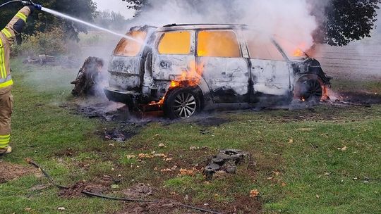 Citroen stanął w ogniu na podwórku w Hannie. Auto spłonęło doszczętnie [ZDJĘCIA]