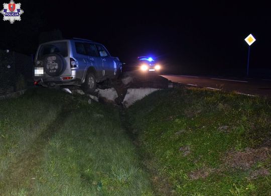 Chciał ominąć sarnę, uderzył w przepust. Dwie osoby trafiły do szpitala [ZDJĘCIA]