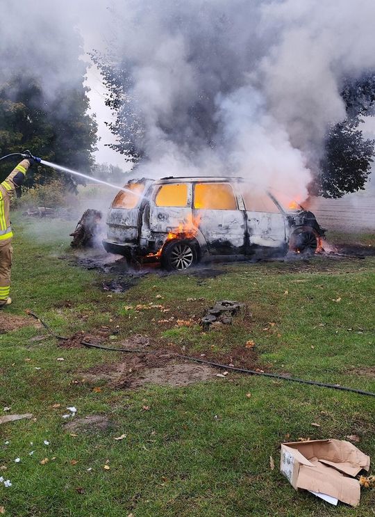 Citroen stanął w ogniu na podwórku w Hannie. Auto spłonęło doszczętnie [ZDJĘCIA]