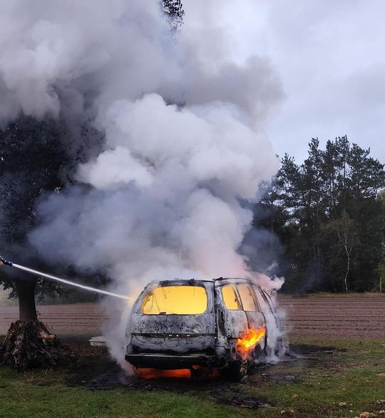 Citroen stanął w ogniu na podwórku w Hannie. Auto spłonęło doszczętnie [ZDJĘCIA]