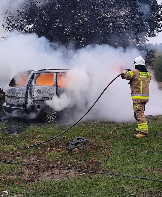Citroen stanął w ogniu na podwórku w Hannie. Auto spłonęło doszczętnie [ZDJĘCIA]