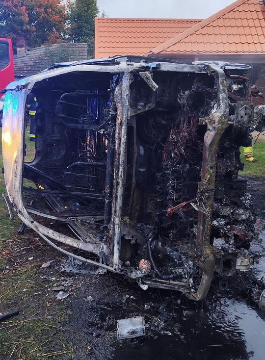 Citroen stanął w ogniu na podwórku w Hannie. Auto spłonęło doszczętnie [ZDJĘCIA]