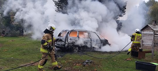 Citroen stanął w ogniu na podwórku w Hannie. Auto spłonęło doszczętnie [ZDJĘCIA]