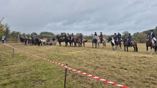 Hubertus w Horodyszczu po raz trzeci. Była gonitwa za lisem i zawody z konikami na patykach [GALERIA ZDJĘĆ]