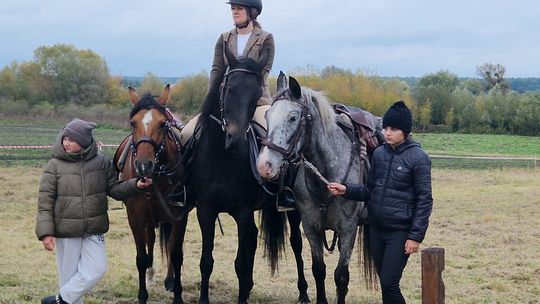Hubertus w Horodyszczu po raz trzeci. Była gonitwa za lisem i zawody z konikami na patykach [GALERIA ZDJĘĆ]