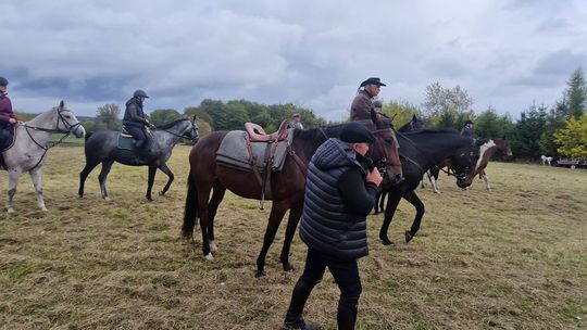 Hubertus w Horodyszczu po raz trzeci. Była gonitwa za lisem i zawody z konikami na patykach [GALERIA ZDJĘĆ]