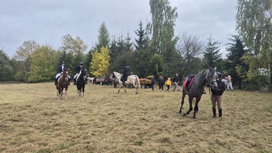 Hubertus w Horodyszczu po raz trzeci. Była gonitwa za lisem i zawody z konikami na patykach [GALERIA ZDJĘĆ]