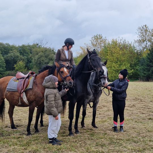 Hubertus w Horodyszczu po raz trzeci. Była gonitwa za lisem i zawody z konikami na patykach [GALERIA ZDJĘĆ]