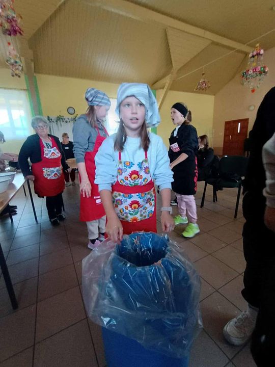 Gm. Izbica. Warsztaty kiszenia kapusty w Szkole Podstawowej w Tarzymiechach [GALERIA ZDJĘĆ] 