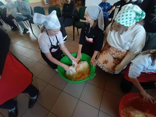 Gm. Izbica. Warsztaty kiszenia kapusty w Szkole Podstawowej w Tarzymiechach [GALERIA ZDJĘĆ] 