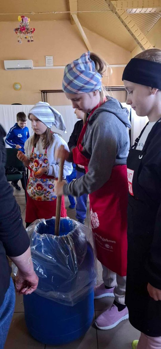Gm. Izbica. Warsztaty kiszenia kapusty w Szkole Podstawowej w Tarzymiechach [GALERIA ZDJĘĆ] 