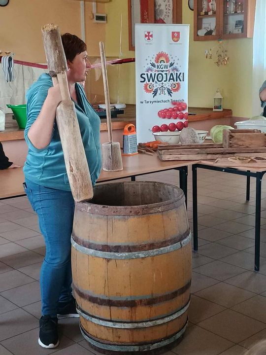 Gm. Izbica. Warsztaty kiszenia kapusty w Szkole Podstawowej w Tarzymiechach [GALERIA ZDJĘĆ] 