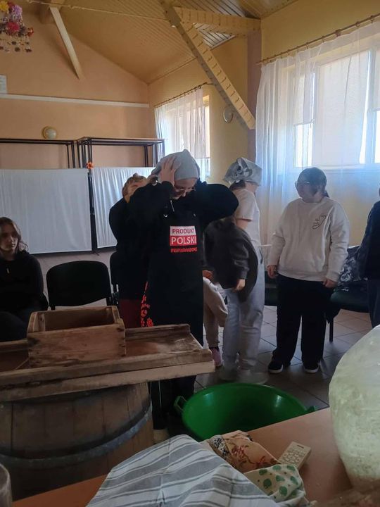 Gm. Izbica. Warsztaty kiszenia kapusty w Szkole Podstawowej w Tarzymiechach [GALERIA ZDJĘĆ] 