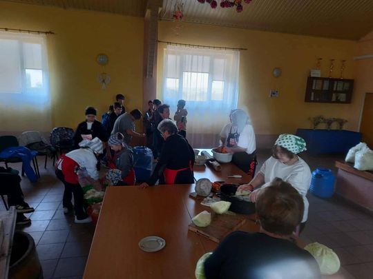 Gm. Izbica. Warsztaty kiszenia kapusty w Szkole Podstawowej w Tarzymiechach [GALERIA ZDJĘĆ] 
