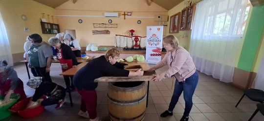 Gm. Izbica. Warsztaty kiszenia kapusty w Szkole Podstawowej w Tarzymiechach [GALERIA ZDJĘĆ] 
