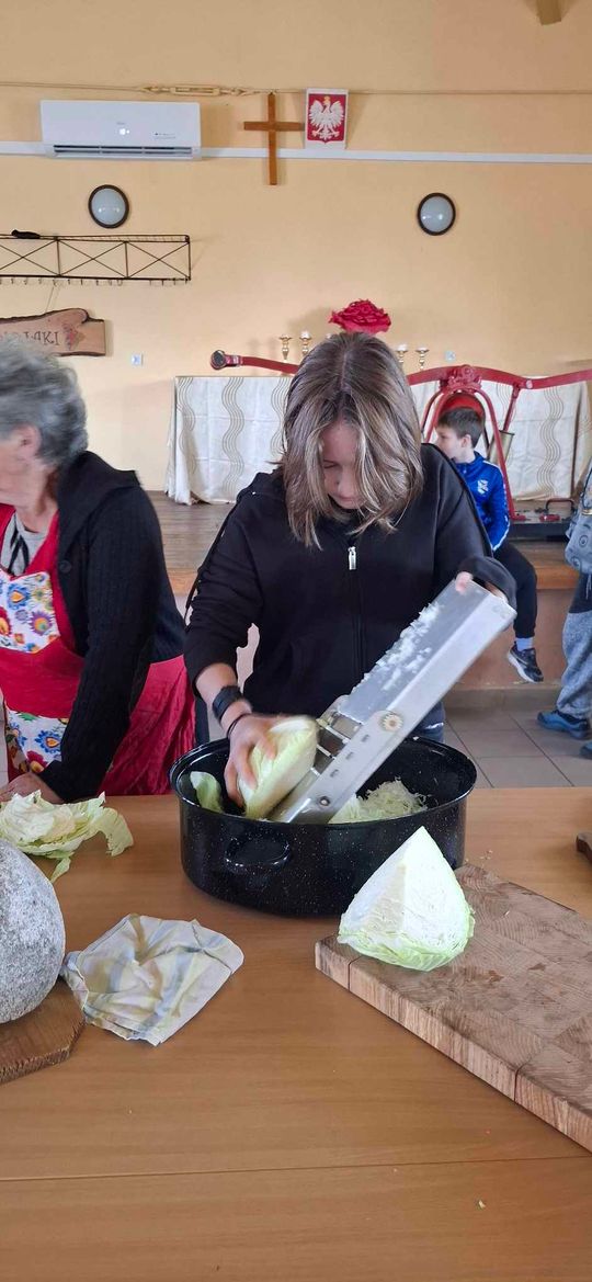 Gm. Izbica. Warsztaty kiszenia kapusty w Szkole Podstawowej w Tarzymiechach [GALERIA ZDJĘĆ] 
