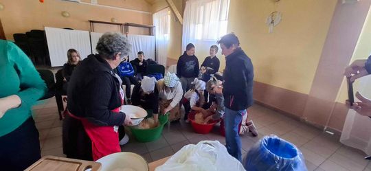 Gm. Izbica. Warsztaty kiszenia kapusty w Szkole Podstawowej w Tarzymiechach [GALERIA ZDJĘĆ] 