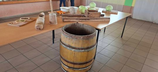 Gm. Izbica. Warsztaty kiszenia kapusty w Szkole Podstawowej w Tarzymiechach [GALERIA ZDJĘĆ] 